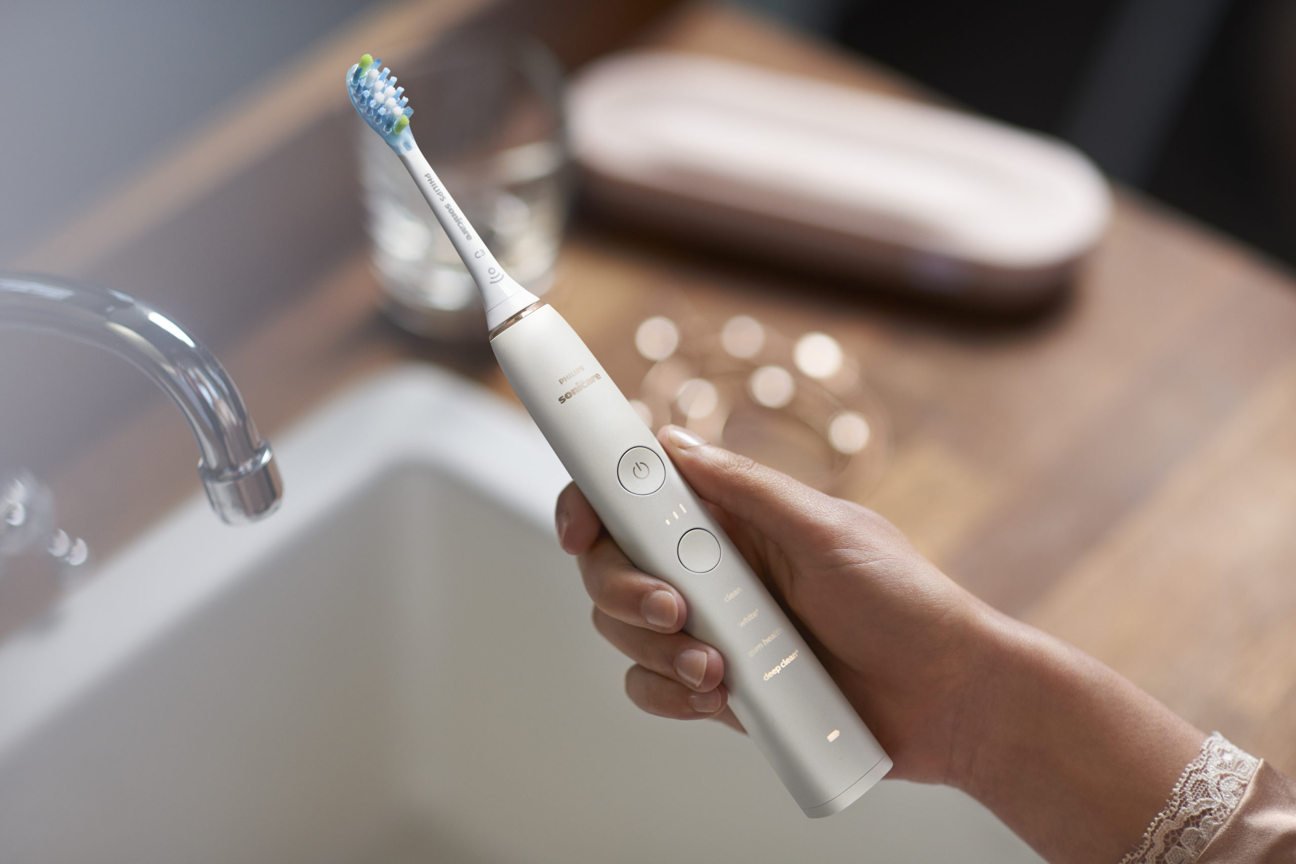 Электрическая зубная щетка с приложением Philips Sonicare DiamondClean 9000 HX9911 (белый цвет) Электрическая зубная щетка с приложением Philips Sonicare DiamondClean 9000 HX9911 (белый цвет) — изображение 2